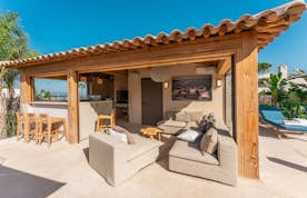 location - Les Lions - Modern outdoor terrace with lounge and bar  location - Les Lions - This modern outdoor terrace is furnished with a comfortable lounge and a bar, providing an ideal space for relaxation and entertaining guests.