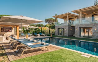 location - Les Lions - Luxury Villa with Pool and Garden  location - Les Lions - Discover this stunning luxury villa with a private pool, well-maintained garden, and spacious terrace. Ideal for vacations or daily living.