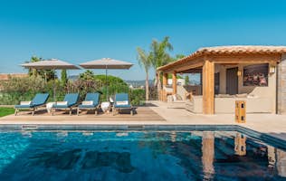location - Les Lions - Luxurious Pool and Terrace with Stunning Views  location - Les Lions - Discover this private pool and modern terrace with panoramic views of the surrounding nature. Perfect for relaxation and leisure moments.