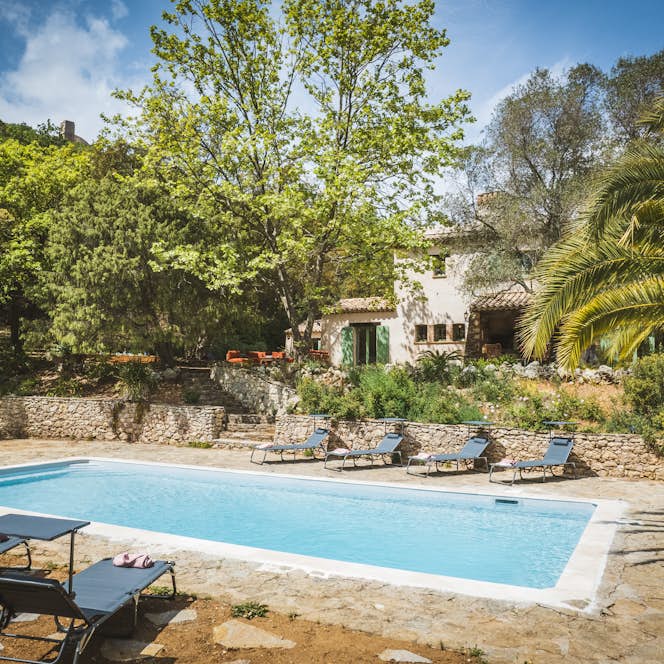 location - Barbarine - Luxurious Pool and Garden of a Country House  location - Barbarine - Discover this magnificent pool surrounded by a lush garden and a charming country house. Perfect for vacations and relaxation.