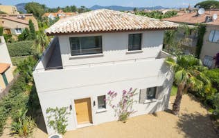 location - Chacha - Modern house with panoramic view  location - Chacha - This modern house offers a panoramic view of the mountains and surroundings. It features a well-maintained garden with palm trees and colorful flowers.