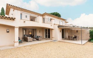 location - Pampres - Modern house with courtyard  location - Pampres - This modern house features a spacious courtyard with outdoor seating and dining area. The architecture is elegant with white walls and terracotta tiles.