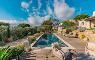 location - Albelia - Luxurious Pool and Terrace with Breathtaking View  location - Albelia - Discover this stunning pool surrounded by a wooden terrace, offering a breathtaking view of a lush landscape. Perfect for relaxation and leisure moments.
