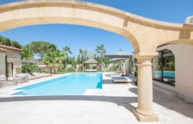 location - Romaine - Luxurious Pool and Garden  location - Romaine - Discover this stunning pool surrounded by a tropical garden with palm trees and lounge chairs. Perfect for ultimate relaxation.