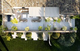 location - Les Gemeaux - Modern outdoor terrace with garden  location - Les Gemeaux - This image shows a modern outdoor terrace with a well-maintained garden, perfect for summer evenings.