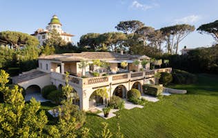 location - Les Gemeaux - Luxury Home with Garden and Terrace  location - Les Gemeaux - Beautiful luxury home with a large garden and spacious terrace, surrounded by trees and greenery.