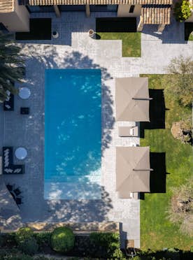 location - Les Gemeaux - Luxurious Pool and Garden  location - Les Gemeaux - Discover this beautiful pool surrounded by a well-maintained garden, perfect for relaxation moments.