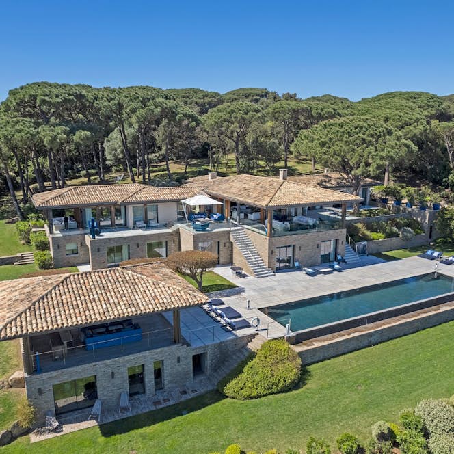 location - Blu - Luxury Villa with Pool and Garden  location - Blu - Beautiful luxury villa with an infinity pool and lush garden, surrounded by trees and offering a stunning view of the natural environment.