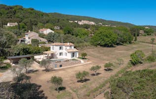 location - Le Cabanon - Modern house with panoramic view  location - Le Cabanon - This modern house situated in a natural setting offers a stunning panoramic view. Ideal for those seeking tranquility and elegance.