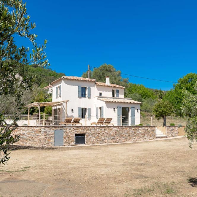 location - Le Cabanon - Modern house with garden and terrace  location - Le Cabanon - This modern house features an elegant facade with a welcoming garden and terrace. Ideal for nature lovers and comfort seekers.