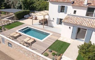 location - Le Cabanon - Modern house with pool and garden  location - Le Cabanon - This modern house features a private pool and well-maintained garden, providing an ideal outdoor living space for relaxation and outdoor activities.