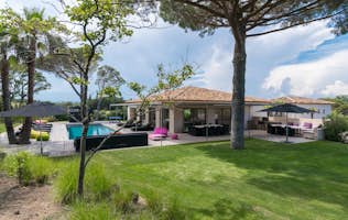 location - Salins - Luxury Home with Pool and Garden  location - Salins - This luxury home features a private pool, well-maintained garden, and a comfortable terrace. Ideal for those seeking comfort and relaxation.