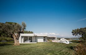 location - Ama - Modern house with panoramic view  location - Ama - This modern house offers a panoramic view of a natural landscape. It features a large garden, a terrace, and a pool, perfect for relaxation.