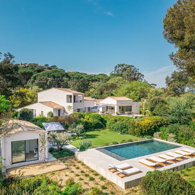 location - Mandragore - Modern villa with pool and lush garden  location - Mandragore - Discover this stunning modern villa located in an exceptional natural setting. The property features a private pool, well-maintained garden, and breathtaking views of the surrounding nature.