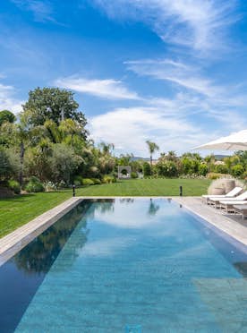 location - Palmiers - Modern outdoor pool with relaxation area  location - Palmiers - Discover this stunning modern outdoor pool with a luxurious relaxation area, surrounded by a lush garden and a breathtaking view of nature.