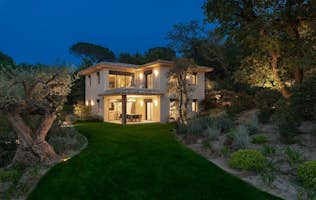 location - Les Carles - Modern house with lush garden  location - Les Carles - This modern house is surrounded by a lush and well-lit garden, offering a serene and welcoming atmosphere.