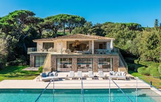 location - Marres - Modern villa with pool and garden  location - Marres - This stunning modern villa offers a breathtaking view of the surrounding nature. It features a pool, well-maintained garden, and contemporary design.