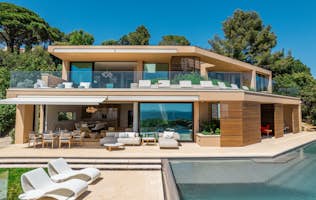 location - Alkmene - Modern home with pool and stunning view  location - Alkmene - This modern home offers a stunning view of nature, an outdoor pool, and a contemporary design. Ideal for a luxurious and relaxing lifestyle.