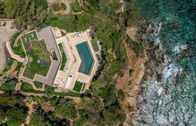 location - Alkmene - Luxury Villa with Infinity Pool and Ocean View  location - Alkmene - This stunning luxury villa offers a breathtaking ocean view. It features an infinity pool, lush garden, and modern design. Ideal for a dream life by the sea.