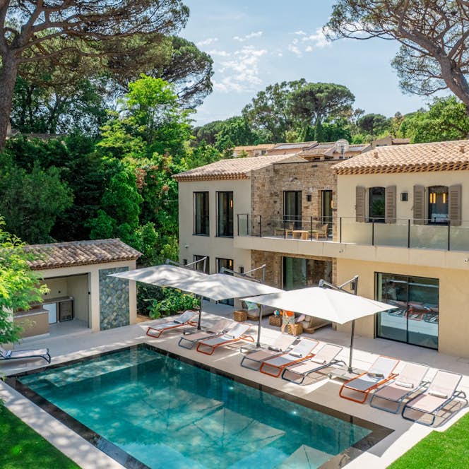 location - Sous les Pins - Luxury Home with Pool and Garden  location - Sous les Pins - Beautiful luxury home with a private pool and lush garden, surrounded by trees and greenery.