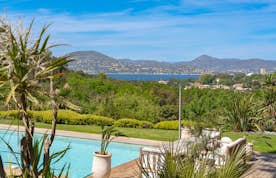 location - Juno - Panoramic View of Pool and Sea  location - Juno - Discover this stunning panoramic view of the pool and the sea, perfect for ultimate relaxation.