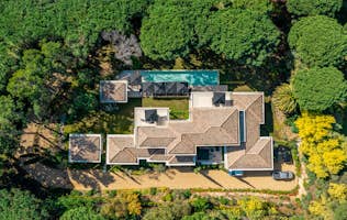 location - Les Lices - Luxury Home with Pool and Garden  location - Les Lices - This luxury home is surrounded by a beautiful garden and features a private pool. Perfect for a dream life.