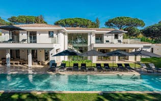location - Les Lices - Luxury Home with Pool and Garden  location - Les Lices - This stunning luxury home features a private pool, well-maintained garden, and spacious terrace. Ideal for families or dream vacations.