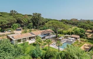 location - Marco Polo - Modern villa with pool and lush garden  location - Marco Polo - Discover this stunning modern villa set in an exceptional natural setting. The property features a pool, well-maintained garden, and breathtaking views of the surrounding nature.