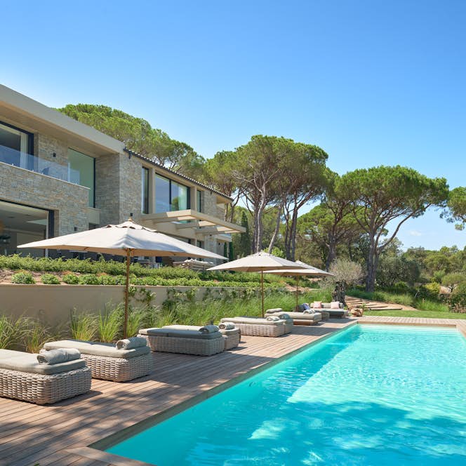location - Haroma - Modern villa with pool and lush garden  location - Haroma - This stunning modern villa features an outdoor pool, lush garden, and a well-furnished terrace. Perfect for those seeking comfort and nature.