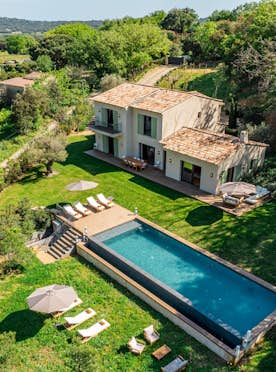 location - Biches - Luxury Home with Pool and Garden  location - Biches - Beautiful luxury home with a private pool and well-maintained garden, offering a stunning view of the surrounding nature.