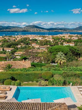 location - Lola - Panoramic view of a villa with pool and sea view  location - Lola - This image shows a magnificent villa with a private pool and a stunning view of the sea and mountains. Ideal for a luxurious and relaxing life.