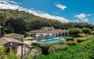 location - Lola - Luxury Home with Pool and Garden  location - Lola - This stunning luxury home features a private pool, well-maintained garden, and breathtaking views of the surrounding nature. Perfect for a dream life.